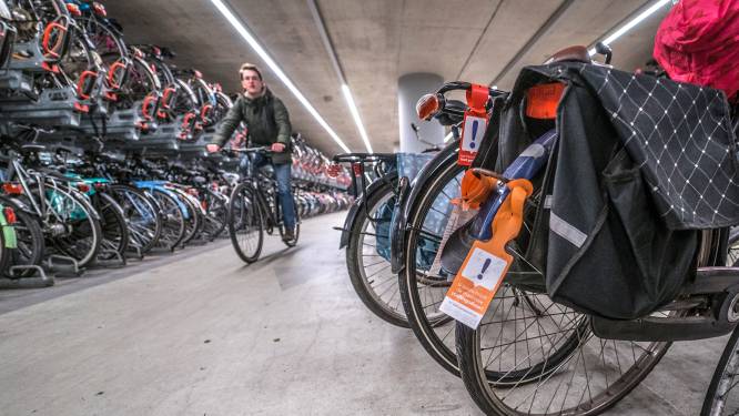 NS breekt het hoofd over massale fietsdump onder station Delft: moet reiziger straks verder lopen?