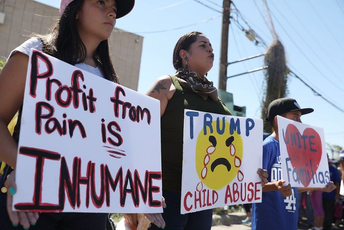 Mensen demonstreren voor het detentiecentrum in El Paso, Texas tegen het uit elkaar halen van gezinnen.