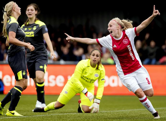 Inessa Kaagman van Ajax in viert haar 2-0 tegen PSV tijdens de bekerfinale. Maureen Sanders, Aniek Nouwen en keepster Angela Christ kijken verslagen toe.