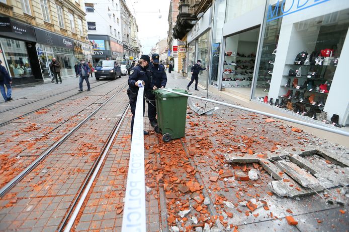 La police sécurisant les lieux après des dégâts à Zagreb