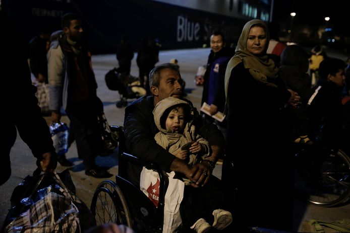 Vluchtelingen en migranten in de haven van Piraeus.