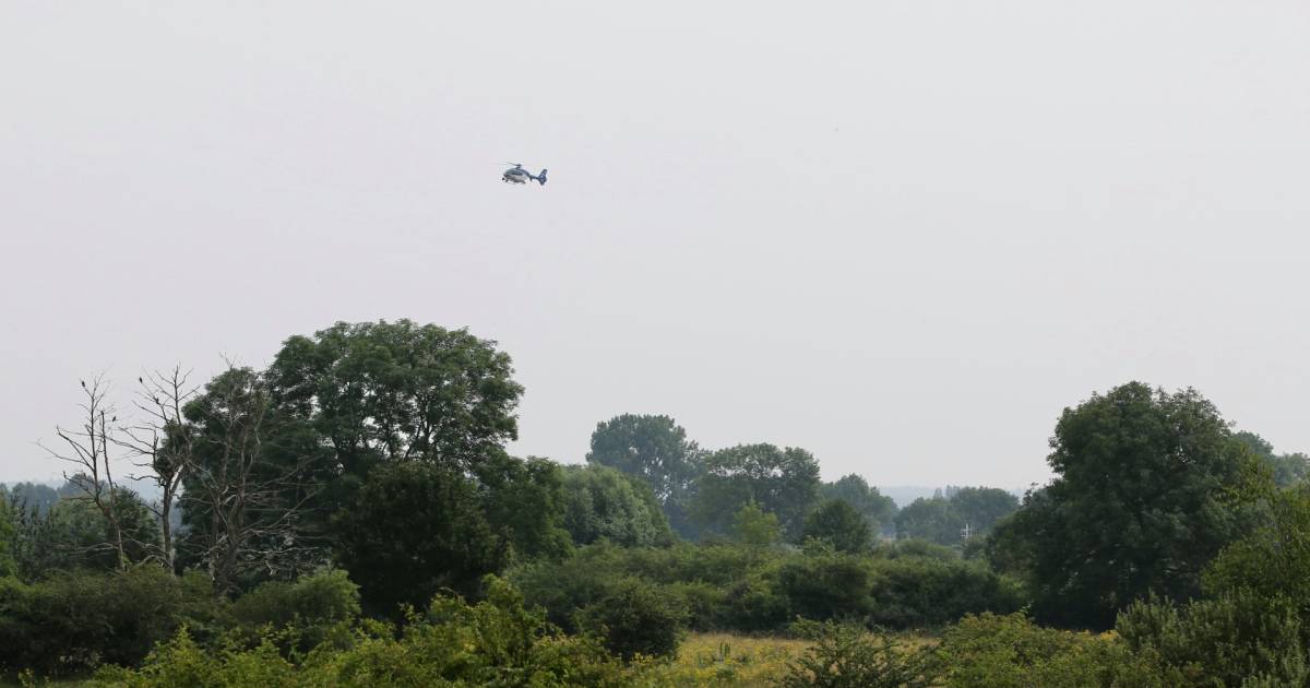 Politie zoekt in Maas naar man die ging zwemmen maar niet terugkeerde .