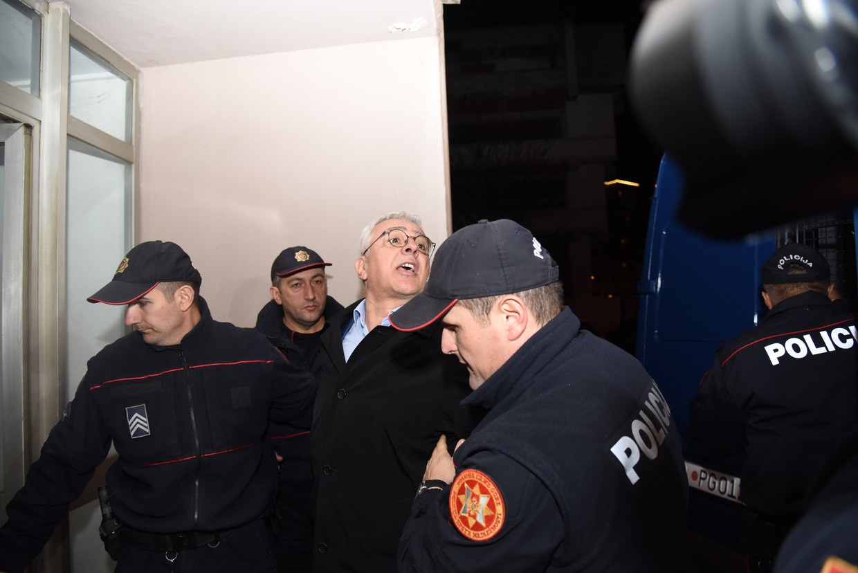 Andrija Mandic, lid van de pro-Servische oppositiepartij Democratisch Front wordt geëscorteerd door de politie in Podgorica, Montenegro.  Beeld EPA