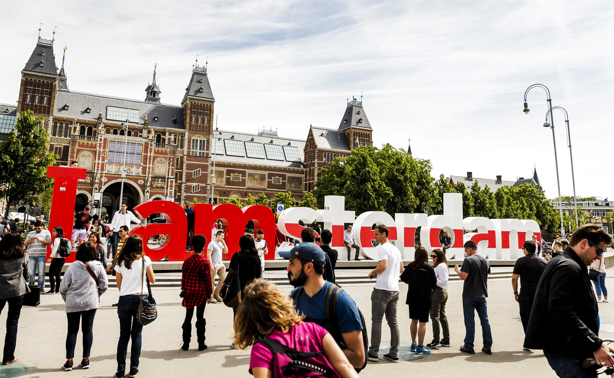 Het I Amsterdam logo (in Ajax-tenue) Beeld ANP