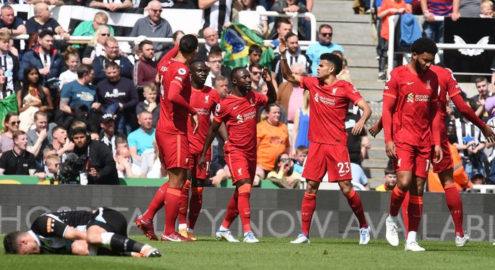 Naby Keita (m) is de gevierde man na de 0-1 voor Liverpool.