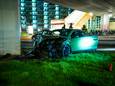 Op de Slotlaan in Capelle aan den IJssel knalden vrijdagavond twee auto's frontaal op elkaar.