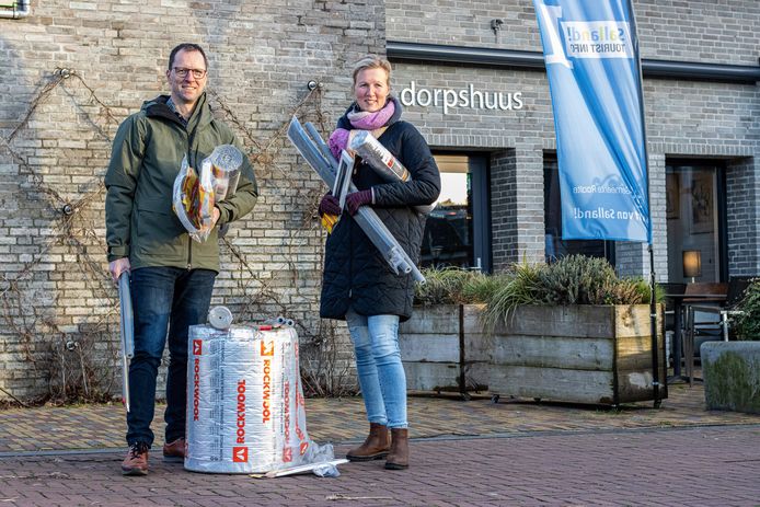 Commissieleden Joris Pouw en Jo-Anne Bodewes van Duurzaam Heino bij het Dorpshuus. Daar vindt op woensdag 1 februari het Warmtefestival plaats.