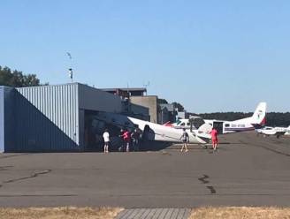 Merkwaardig incident: vliegtuig met neus door hangar