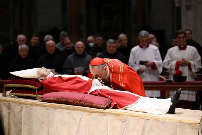 Lange rijen voor afscheid van overleden Benedictus XVI, die drie dagen ...