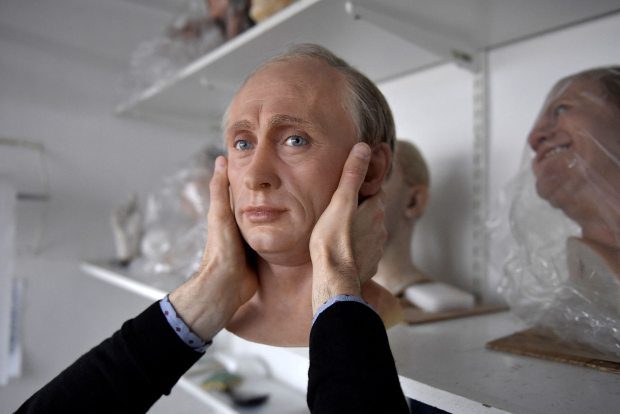 In het wassenbeeldenmuseum Musée Grévin in Parijs verdwijnt Poetin in de kast. Het Westen doet hem en zijn land in de ban.  Beeld AFP
