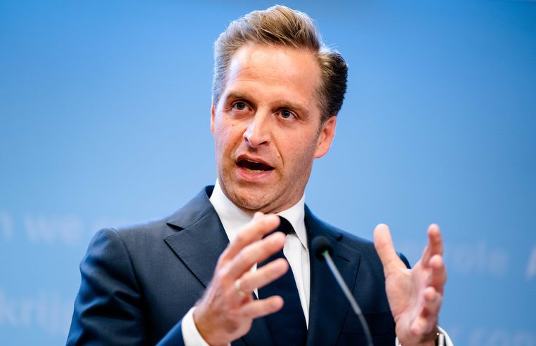 Minister Hugo de Jonge van Volksgezondheid tijdens de persconferentie dinsdagavond waarop hij het coronadashboard uit de doeken deed. Beeld ANP
