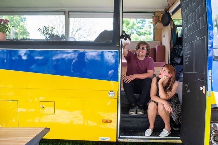 Jeroen, Dorien en hun kat Ivo wonen al tien maanden in hun luxueuze bus.