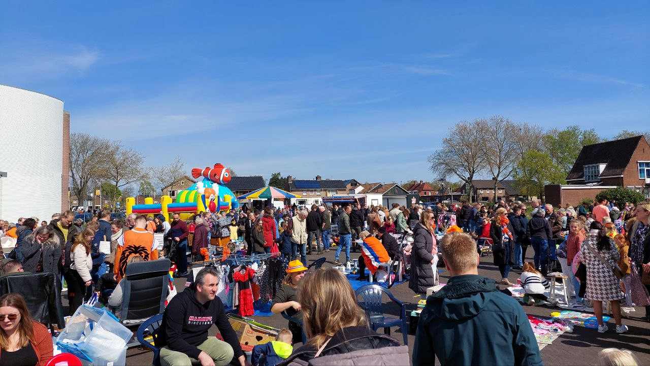 Koningsdag in Twente Kleedjesmarkt in Hengelo, drukte op vrijmarkten