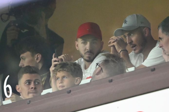Eden, Thorgan en Kylian Hazard bekeken de Brusselse derby vanuit de loge.
