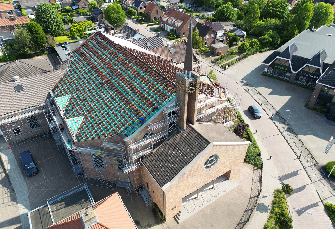 Werk aan de kerk in Opheusden een nieuw dak, met minder zonnepanelen