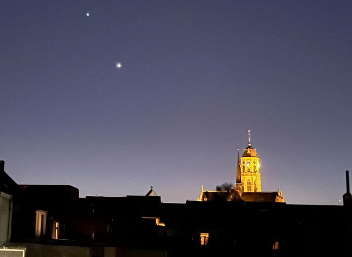 De twee planeten waren ook helder te zien bij de Sint-Gummaruskerk in Lier.