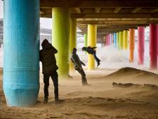 Eunice trekt stormliefhebbers naar Scheveningen die zandstraling lachend ondergaan: ‘Heel gaaf’
