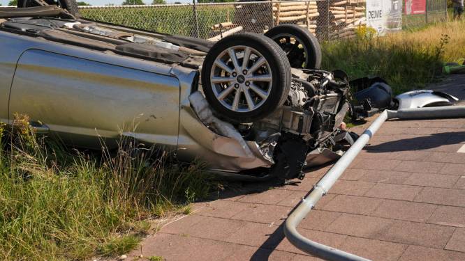 Auto ramt lantaarnpaal in Deurne, automobilist gewond 