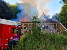 Monumentale boerderij Erve 't Kromhof in Enschede verwoest na uitslaande brand
