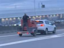 Scène surréaliste sur l’autoroute à Seraing: il tient deux canapés debout sur une remorque 