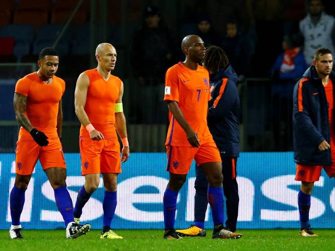 Nederlandse pers snoeihard voor Oranje: "Nederland zal min of meer opnieuw moeten leren voetballen"
