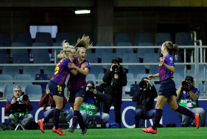 Toni Duggan juicht met aangever Lieke Martens na de 2-0.