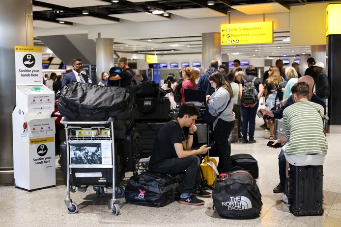 Reizigers wachten om in te kunnen checken op luchthaven Heathrow bij Londen. (28/08/23)