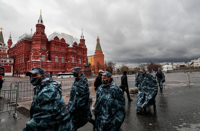 Russische agenten bereiden zich op het Manezhnaya-plein in Moskou voor op de komst van Navalny-aanhangers.