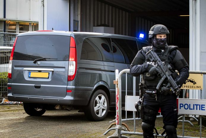 Archieffoto. Zware beveiliging bij de extra beveiligde rechtbank De Bunker in Osdorp voor de voortzetting in het grote liquidatieproces Marengo. De zaak draait om een reeks liquidaties die in opdracht van Ridouan Taghi zouden zijn uitgevoerd.