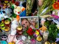 Een foto van baby Emily tussen de knuffels en bloemen aan de Wolphaertsbocht.