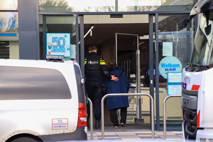 Een geëmotioneerde getuige wordt opgevangen in de naastgelegen Aldi.