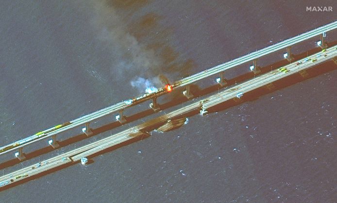 Photo satellite de Maxar Technologies montrant les dégâts sur le pont de Crimée samedi matin
