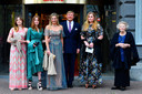 Koninklijke familie komt aan bij Carre in verband met de TV opnamen van "Koningin Maxima een leven vol Muziek"