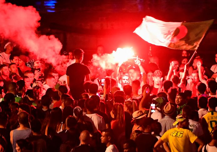Marseille, ce dimanche. Des supporters de l’Algérie fêtant la victoire de leur équipe.