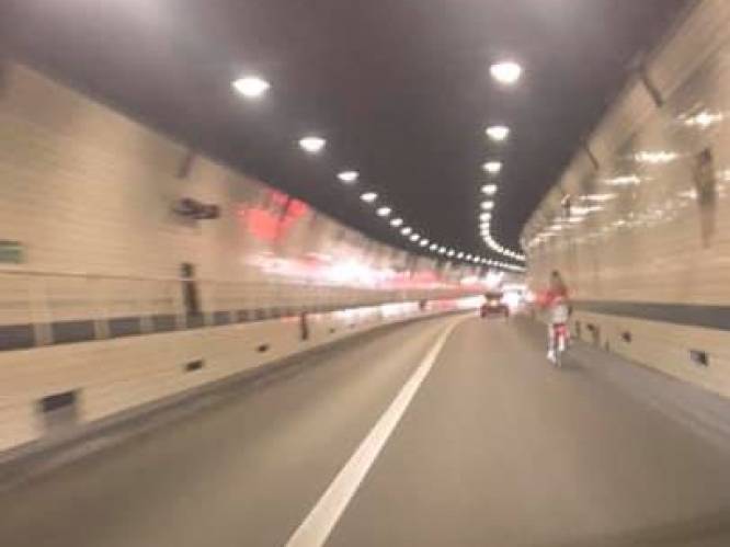 Fietsster bolt rustig door Waaslandtunnel