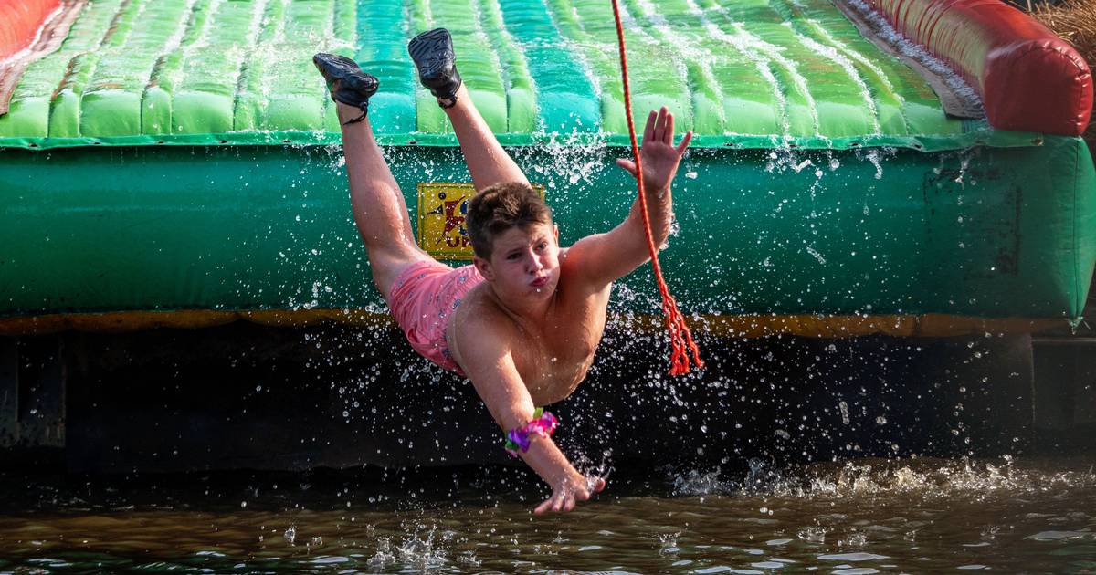 111 buikglijders, veel publiek en een werkende fontein tijdens ‘Glij ’m d’r in’ in Hooge Zwaluwe | B