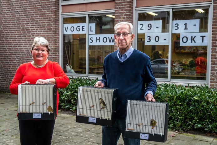 Anita Peeters en Albert Sprengers van de Vogelvereniging Veldhoven.