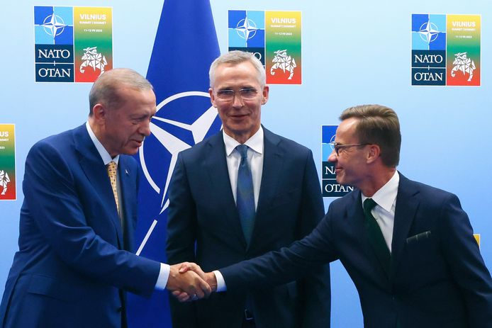 De Turkse president Recep Tayyip Erdogan, NAVO-secretaris-generaal Jens Stoltenberg en de Zweedse premier Ulf Kristersson.