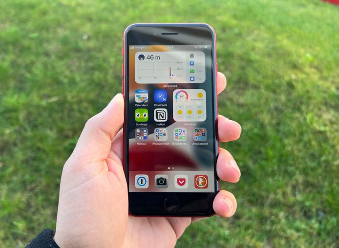 Het scherm van de iPhone SE wordt geflankeerd door twee grote schermranden, met onderaan de vingerafdrukscanner.