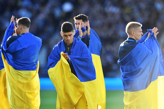 De spelers van Oekraïne wilden hun landgenoten een hart onder de riem steken en kwamen met de Oekraïense vlag om de schouders het veld op