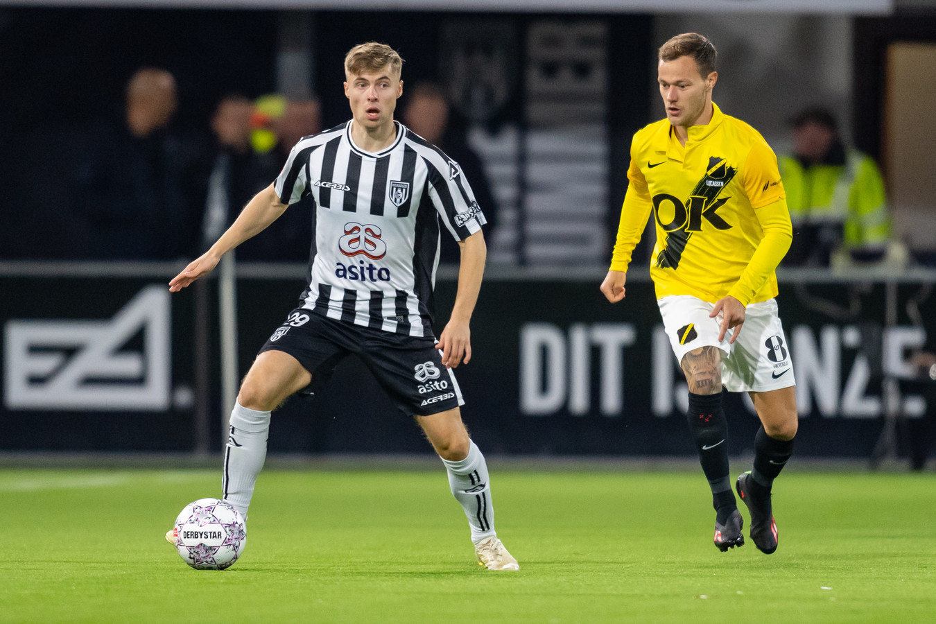 Emil Hansson  was een plaag voor de NAC-verdediging, Boyd Lucassen houdt afstand.