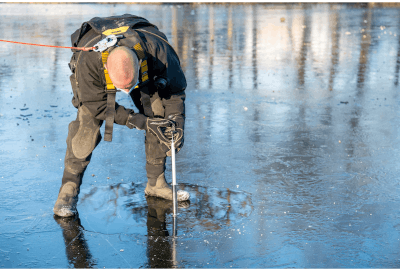 Deze Gentse brandweerman ondervindt aan den lijve dat het ijs nog niet dik genoeg is