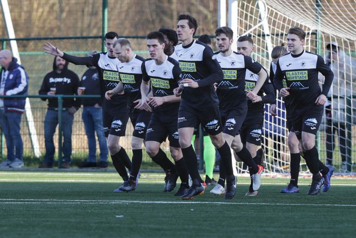 De Aalsterse spelersgroep juicht nadat Arne Van Den Eynde uit strafschop voor een vroege voorsprong had gezorgd.
