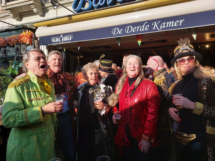 Een vrolijke boel bij de Derde Kamer op de Grote Markt in Nijmegen.