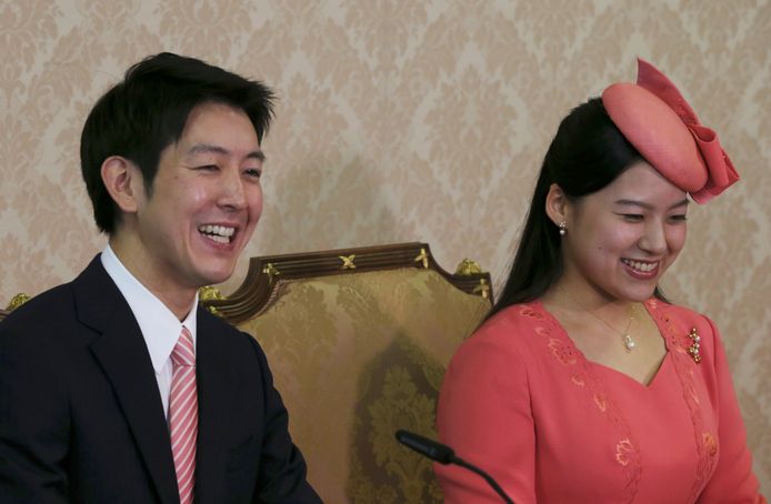 De Japanse prinses Ayako is door haar huwelijk met Kei Moriya (links op de foto) vanaf maandag geen lid meer van het keizershuis.