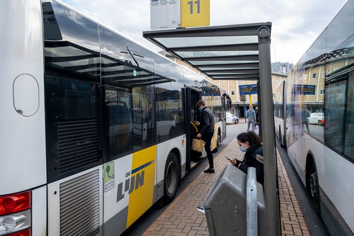 moeder niet te spreken over boete van De Lijn voor dochter het eerst een bus nam: “81 euro voor ongeldig ticketje is buiten proportie” | Mechelen | hln.be