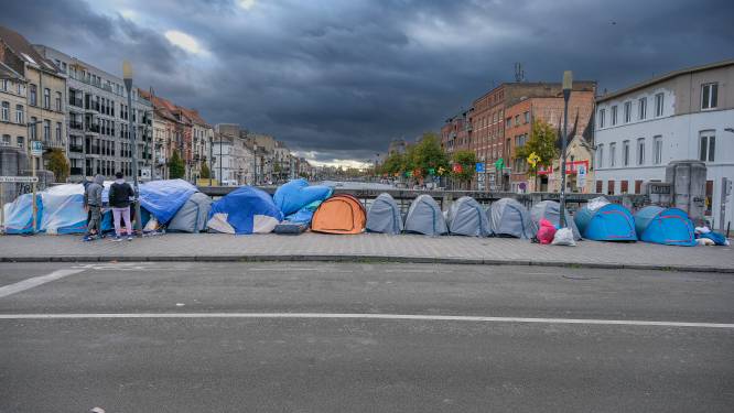IN BEELD. Asielzoekers slapen in tenten voor het Klein Kasteeltje: “De situatie wordt erger en erger” 
