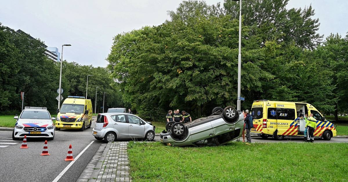 Auto slaat over de kop na botsing in Tilburg, twee gewonden.