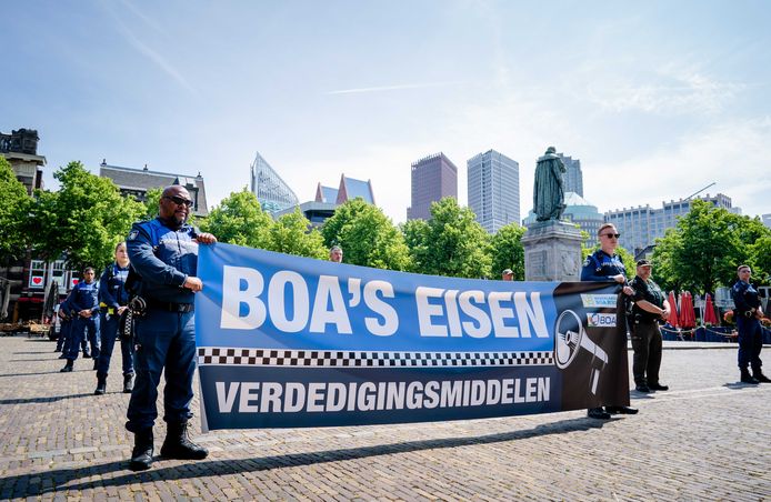 De vakbonden voor buitengewoon opsporingsambtenaren tijdens een actie voor beschermingsmiddelen als wapenstok en/of pepperspray, in juni vorig jaar op het Plein in Den Haag.