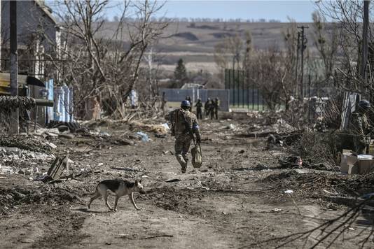 Een Oekraïense soldaat wandelt door Mala Rogan. 